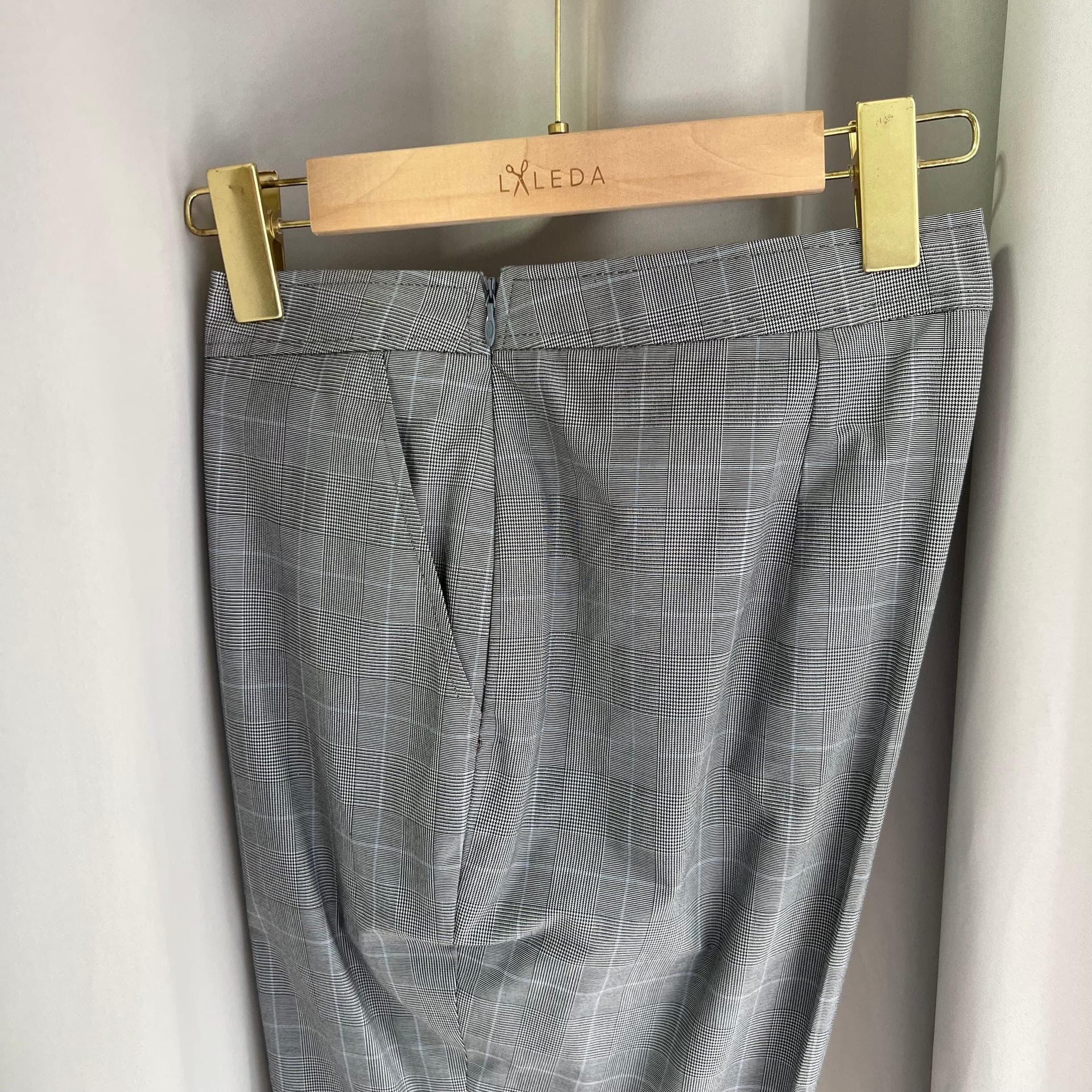 Rust-colored linen cropped trousers with pleated front