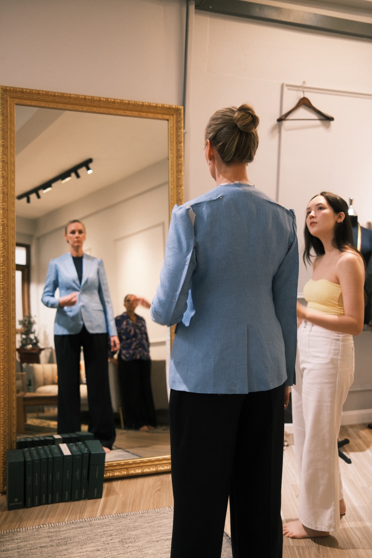 Customer in a blue linen jacket at the LALEDA atelier