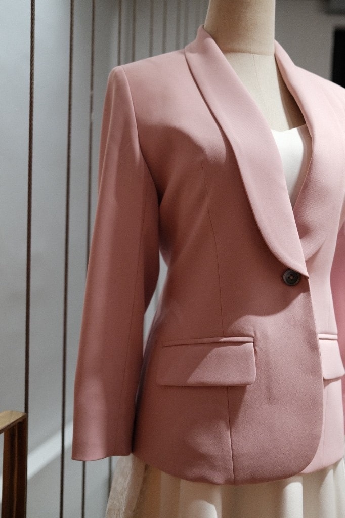 Dusty rose shawl collar blazer on a mannequin