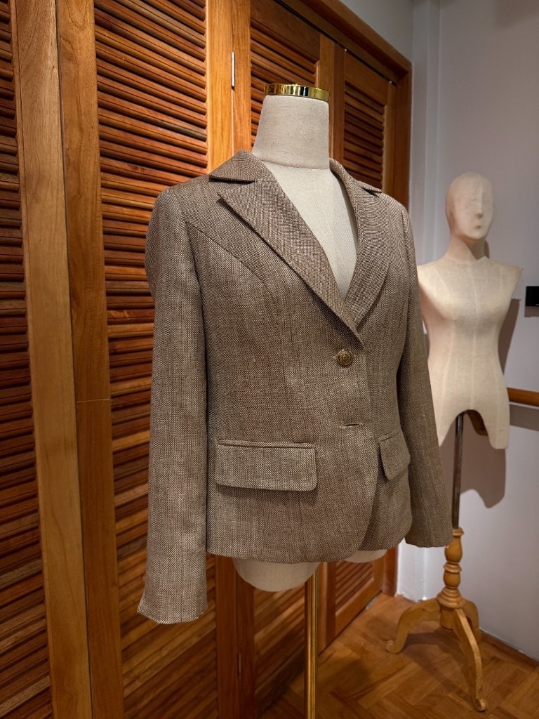 Holland and Sherry hopsack silk women's blazer on a mannequin