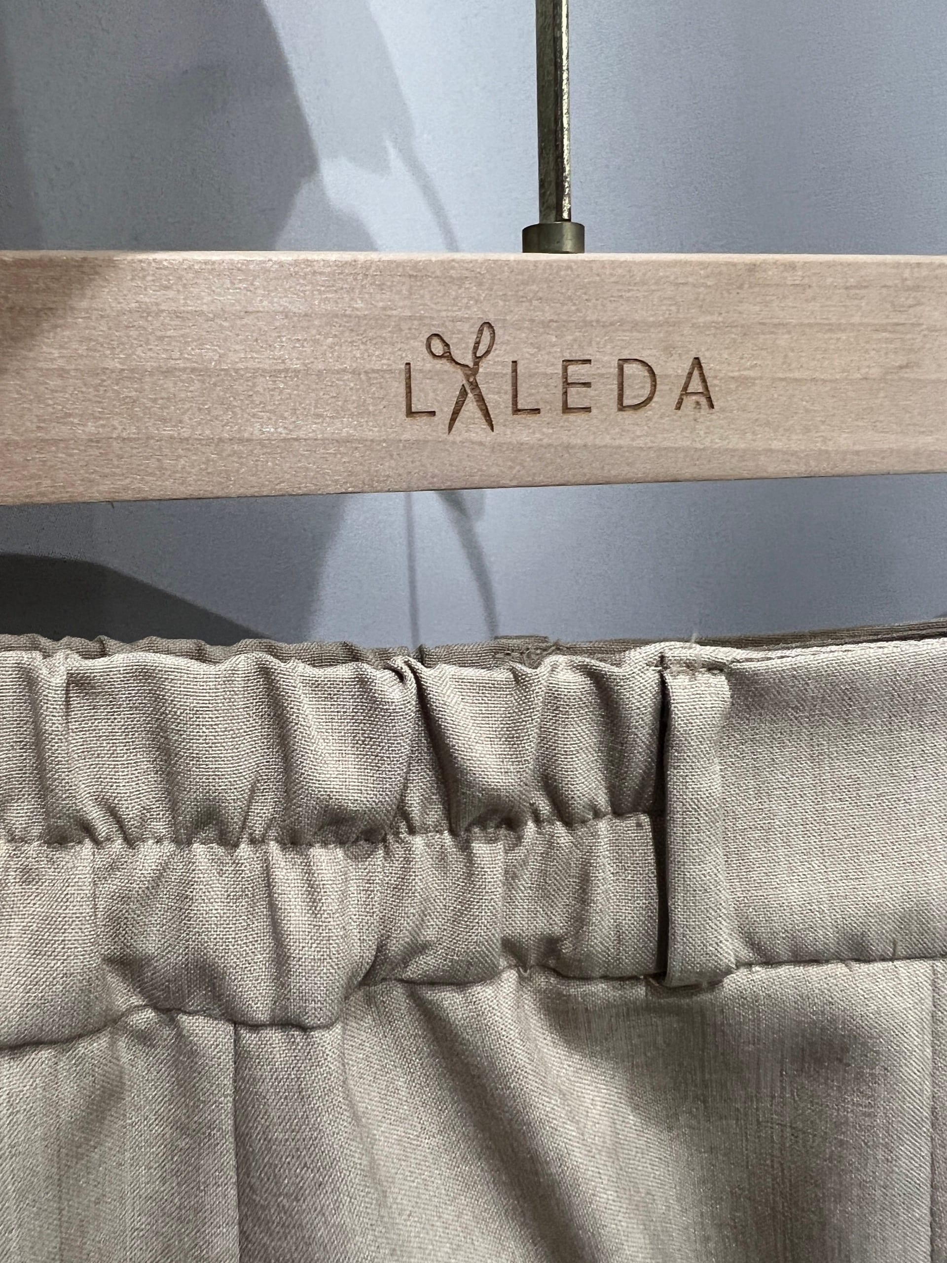 Light beige linen trousers with gathered waist