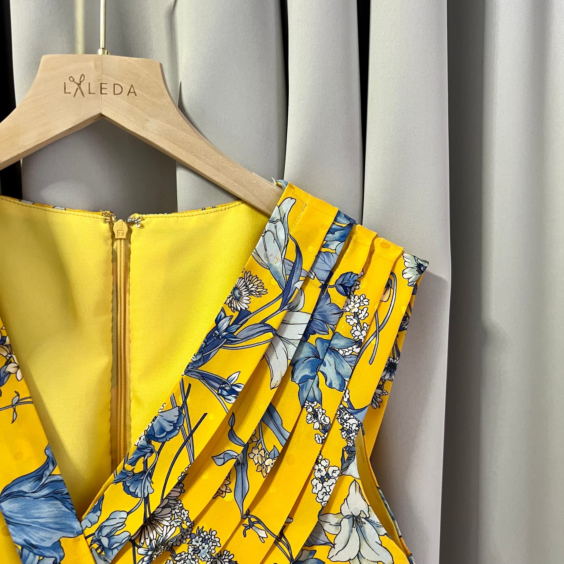 Vibrant floral print midi dress with sweetheart neckline